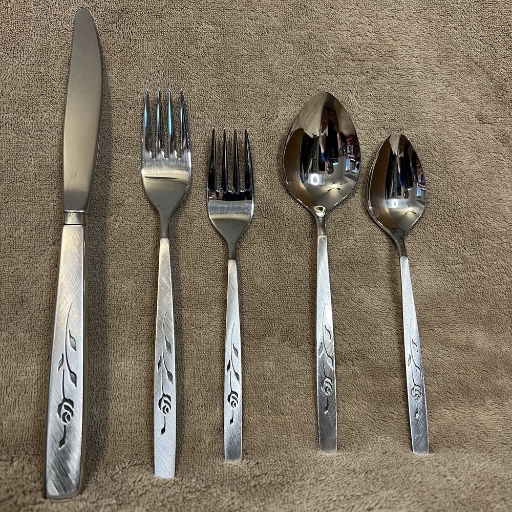 Vintage Oneidacraft Flatware Deluxe Stainless Capistrano Roses‎ 5 Piece Service